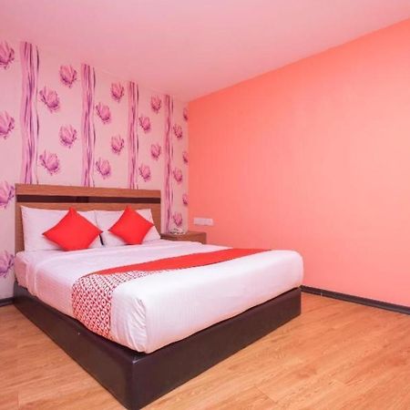 Hotel Aromas Kulai Extérieur photo