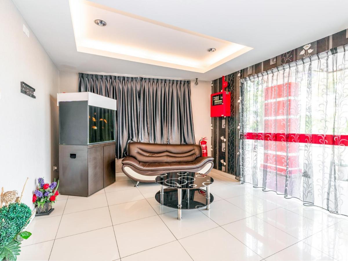 Hotel Aromas Kulai Extérieur photo